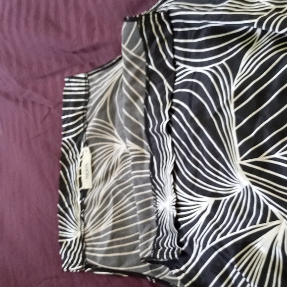 Sleeveless black and white top. Ricki's size 4 - Picture 3 of 3